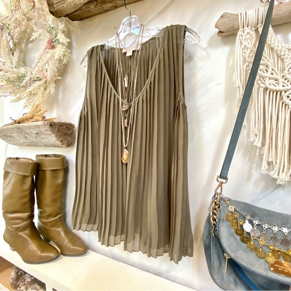 COPY - Michael KORS accordion sleeveless boho blouse in beautiful olive green c… - Picture 5 of 8